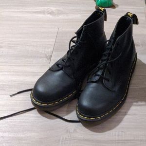 Dr. Martens 101 smooth 6 eye boot